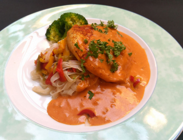 Punacurry paprikanuudeleilla on yksi SYÖ!-viikkojen kympin annoksista.