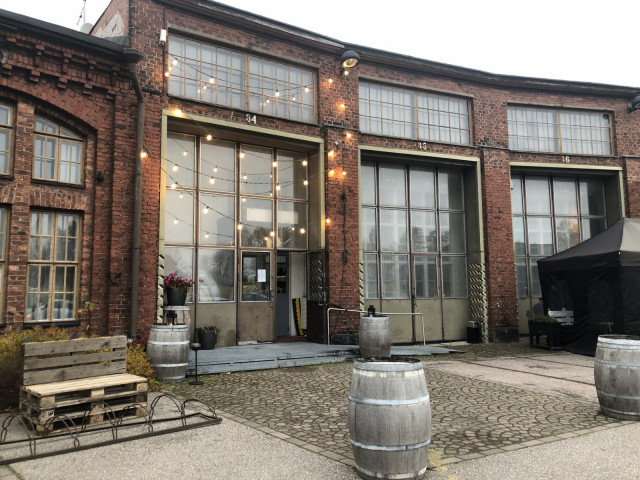 Ravintola Veturitallit sijaitsee historiallisessa miljöössä keskellä Pasilaa.