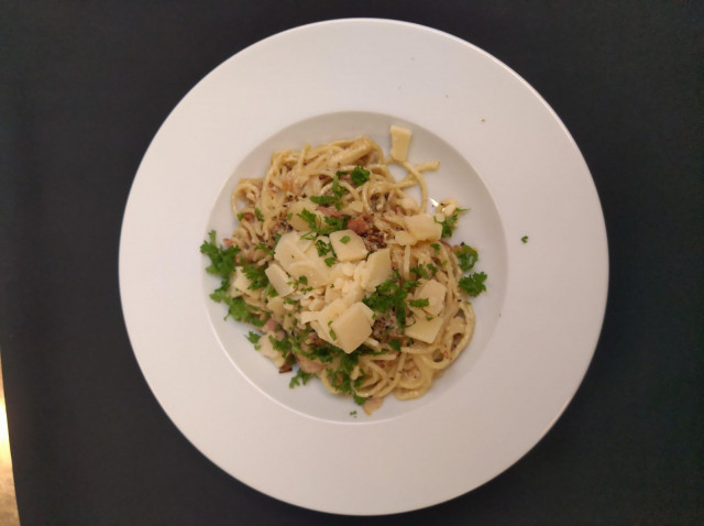 Pasta Carbonara on saatavilla joko perinteisenä tai vegaanisena versiona.