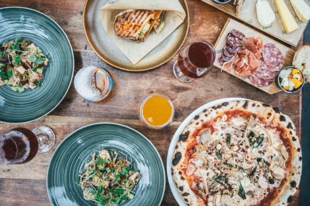 Menusta löytyy Storyn hapanjuuripizzojen lisäksi hapanolueen kanssa yhteen sopivia alkupaloja, raikkaampia annoksia sekä jälkiruokia.