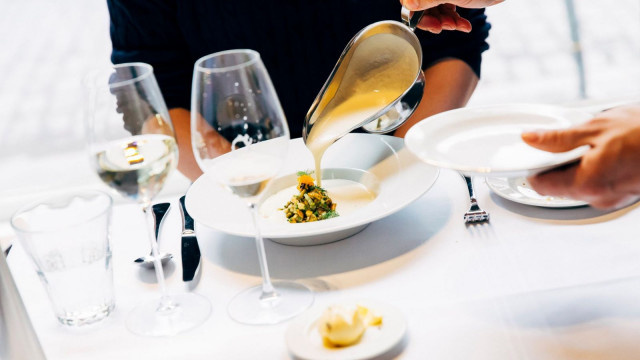 Klassiset ruoka-annokset ja huolella valitut viinit ovat Vinkkelin juttu.