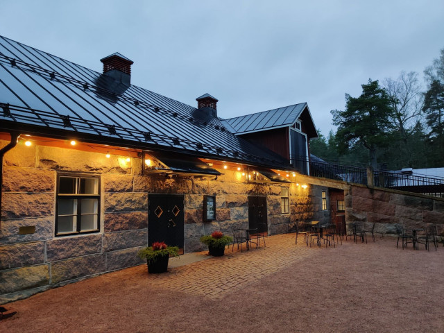 Wohls Gårdista löytyy paljon erilaisia juhlatiloja, kuten tämä tunnelmallinen kivinavetta.