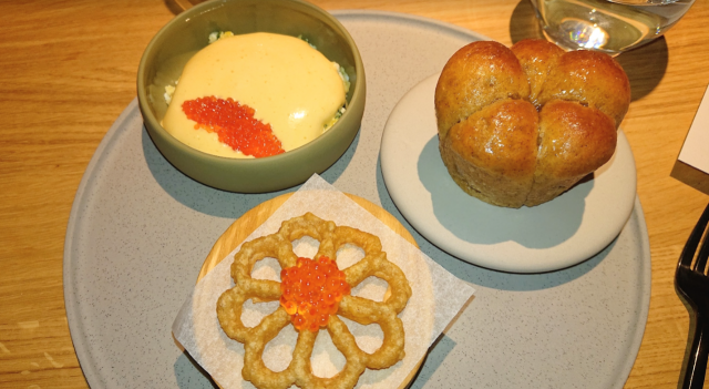 Mallasbriossi, hollandeise kastike munavoilla ja mädillä ja rosetti