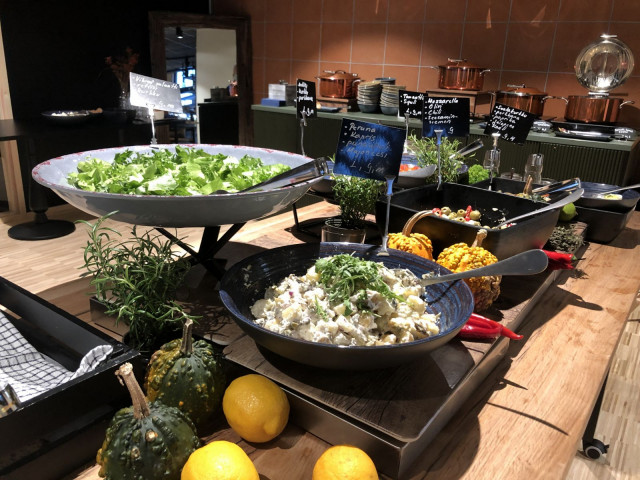 Arkisin tarjolla on monipuolinen lounas salaattipöytineen.