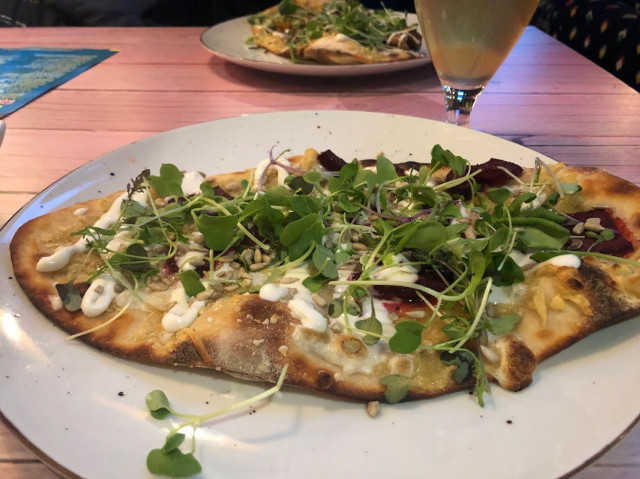 Junk y Veganin ruokalistalta löytyy muun muassa flatbread-annoksia.