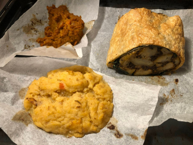 Pääruoat lämpenevät vartissa uunissa.