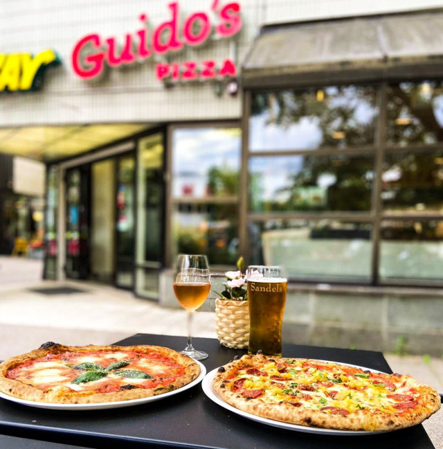 Kiviuunissa paistetut pizzat saavat pian rinnalleen Ysibaarin herkkuja.