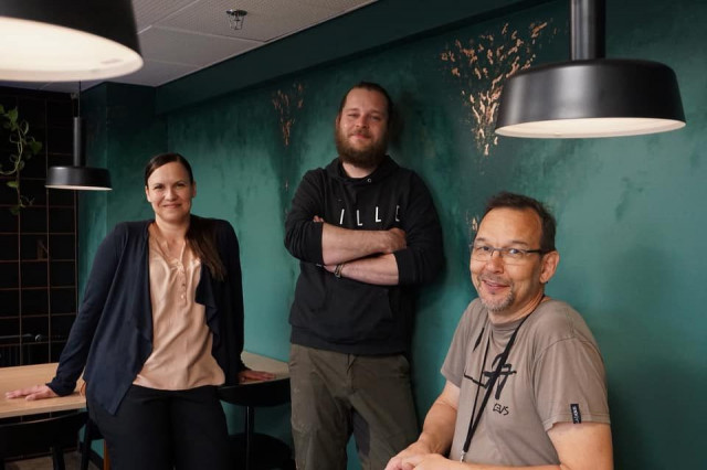 Turun Kaupunginteatterin palvelupäällikkö Sanna Kiviranta, keittiöpäällikkö Ville Rantanen ja hovimestari Hannu Mäkinen.