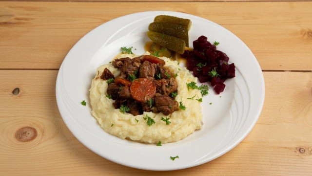 Konstan Möljässä nautitaan perinneruokia upeassa miljöössä.