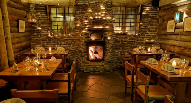 Ravintola Lapissa maistuva ruoka nautitaan takkatulen äärellä.