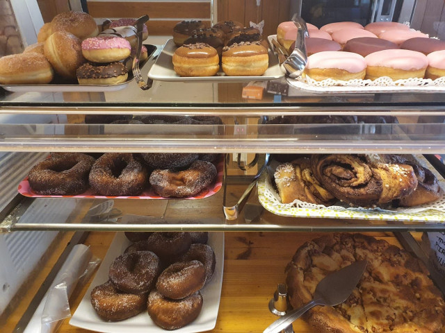 Pirttimäen Kahvila Ukénissa on mistä valita.