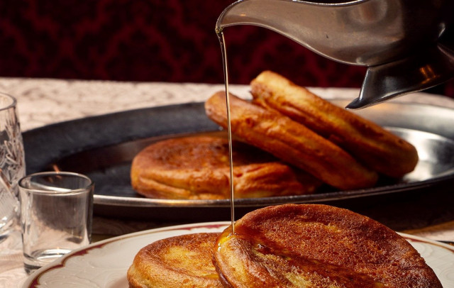 Hunaja kuuluu oleellisena osana perinteisiä blinejä.