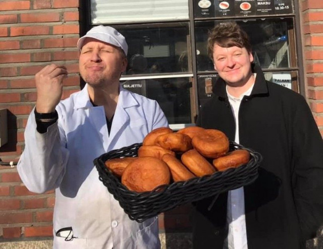 Pekka Väyrynen ja huippukokki Kalle Tanner mitä mainioimpien lihapiirakoiden äärellä.