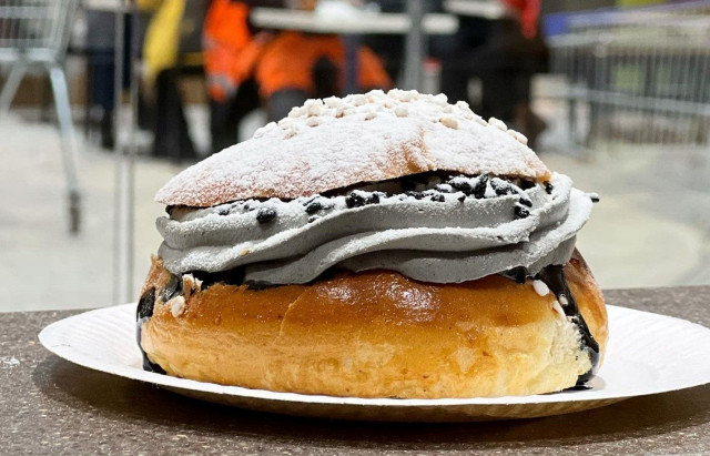 Tämä laskiaispulla on todellinen salmiakkifanin unelma.