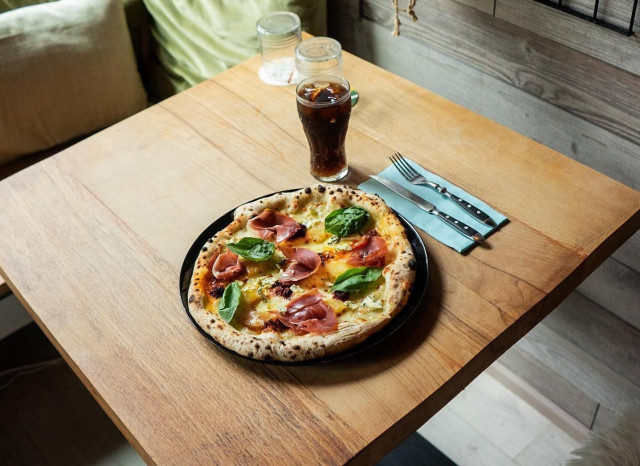 Naplesin pizzat paistetaan aidossa napolilaisessa pizzauunissa.