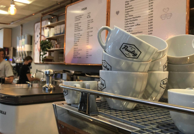 Lounaan hintaan kuuluu kupillinen kahvia tai teetä.