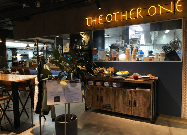 The Other One Thai Kitchenin lounaaseen kuuluu myös alkusalaatti ja jälkiruoka.