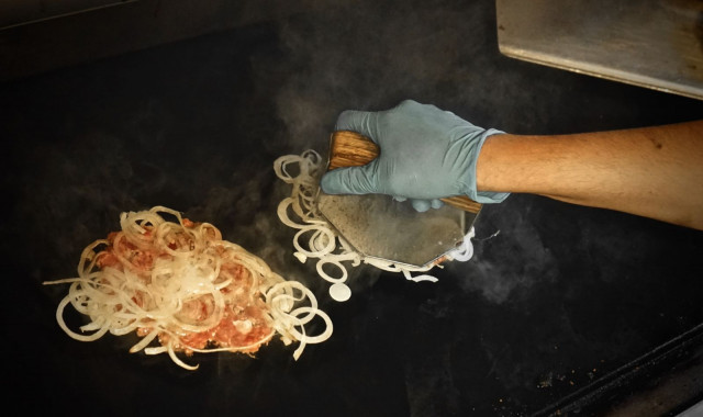 Oklaholma Onion Burgerin eli suomeksi oklaholmalainen sipulihampurilainen syntyi 1920-luvulla ajassa ennen suurta lamaa.