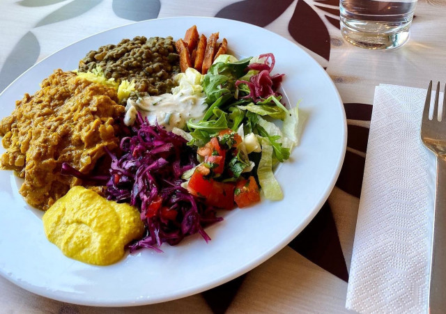 Kasvisravintola Brindavanin buffetpöytä ei jätä nälkäiseksi.