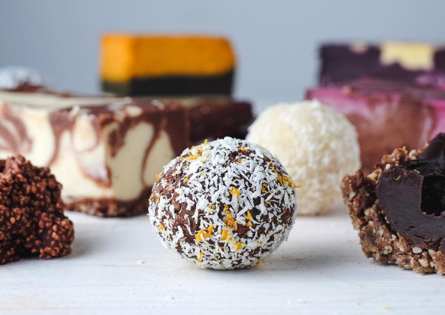 Lauttasaaressa pääsee herkuttelemaan suolaisilla ja makeilla raakaherkuilla.