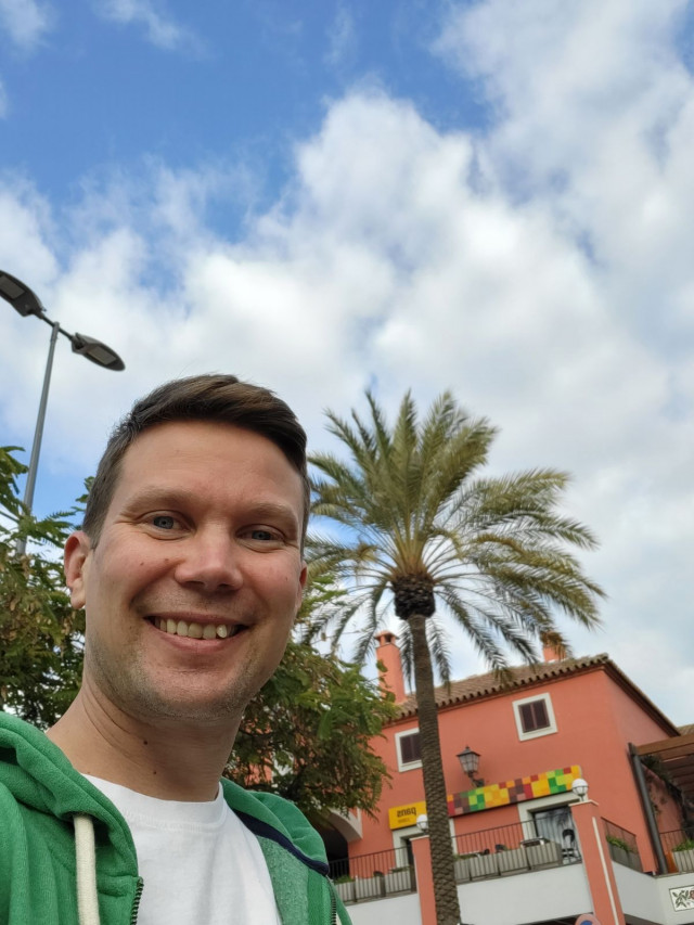 Samsung Galaxy S21 FE 5G:n selfiekamera pelittää hyvin. Kuvassa ei ole käytetty mitään filtteriä.