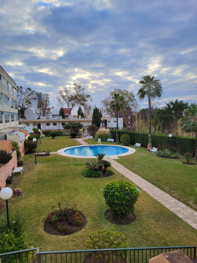 Samsung Galaxy S21 FE 5G tallentaa värit ja kontrastit hyvin. Espanjassa talvella ruoho on täsmälleen tämän väristä, eli hailakanvirheää.