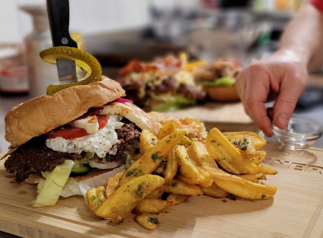 Mike's Diner tarjoaa burgereita suurella sydämellä.