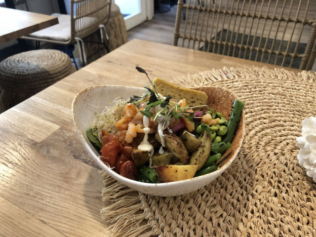 Värikäs lounasbowli sekä näyttää että maistuu erinomaiselta.