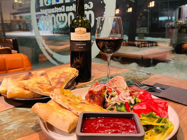 Georgialaiset herkut odottavat sinua ravintola Tbilisissä.