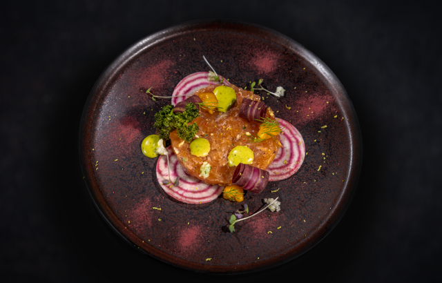 Lohitartar avokadokreemin kera on yksi alkuruokalistan herkuista.