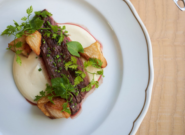 Pääruokana nautitaan poroa.