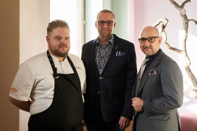 Finnjävel Aistit -viikon tiimi keittiömestari Mikael von Lüders (vas), audiovisuaalisesta esityksestä vastaava Jukka Lusua ja ravintolapäällikkö Jani Turkkila
