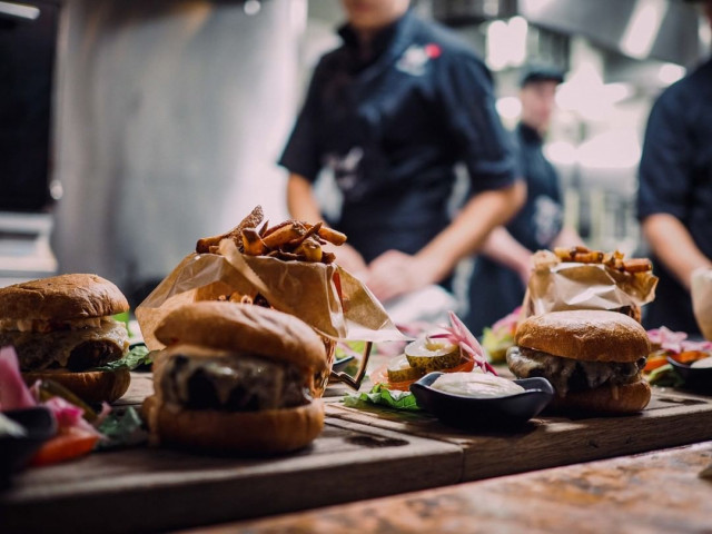 Kesäkuussa huippuburgerit valtaavat jälleen Rautatientorin.