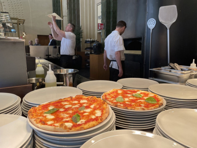 Olivian pizzat ovat roomalaistyylisiä; ohuita ja rapeita.