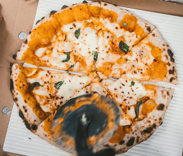 Pizzat leivotaan kotimaisiin Krannin tilan luomu 00-jauhoihin ja tomaattikastike tehdään hävikkitomaatteihin Storyn omalla reseptillä Jävla Sås Bolagilla Imatralla.