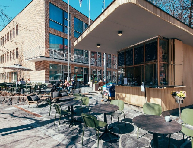 Vapputuotteet noudetaan Ravintola Töölön sympaattisesta lippakioskista.