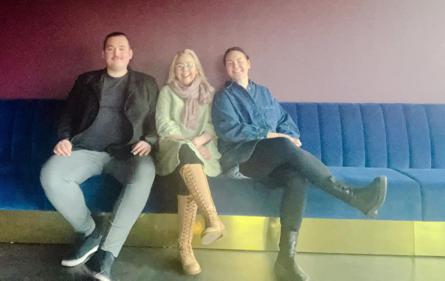 Keittiömestari Markus ja ravintoloitsijat Annamari Holmborg ja Linda Mustakari valmiina palvelemaan nälkäisiä asiakkaita.