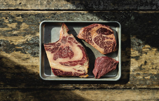 Marmoroituneet, dry age -kaapissa mureutetut lihat paistetaan Ravinteli Huberissa puuhiiligrillissä.