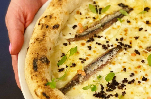 Yksi Forzan suosituimmista pizzoista sisältää sitruunaa ja sardellifileitä.