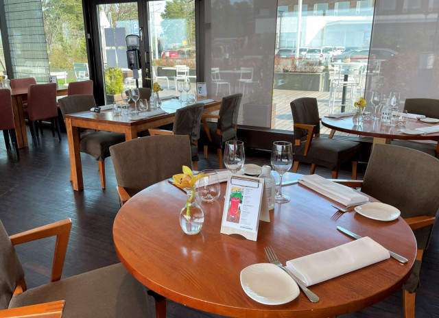 Kesällä Meritorpan herkuista voi nauttia ravintolasalin lisäksi myös jommallakummalla kahdesta terassista.