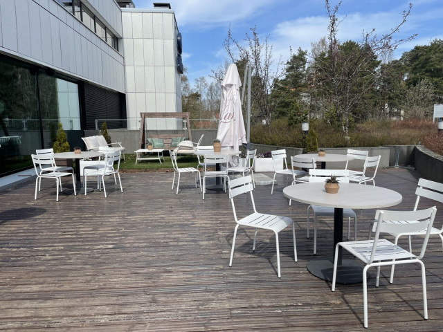 Meritorpan sisäpihan terassille paistaa aurinko aamupäivästä iltapäivään.