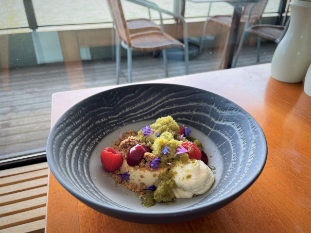 Herkullinen jälkiruoka päättää lounaan pitkän kaavan mukaan.