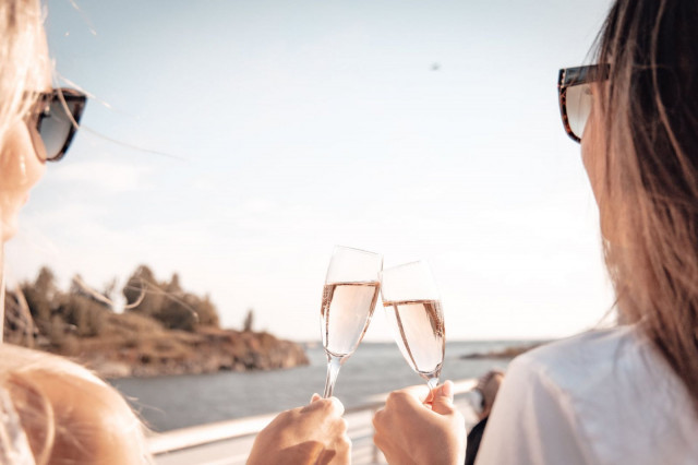 Mattolaiturin terassilta saa kylmän juoman lisäksi myös kahvilatuotteita.