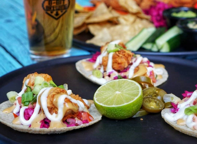 Junk y Veganin terassilla keskitytään nauttimaan hyvästä ruoasta.