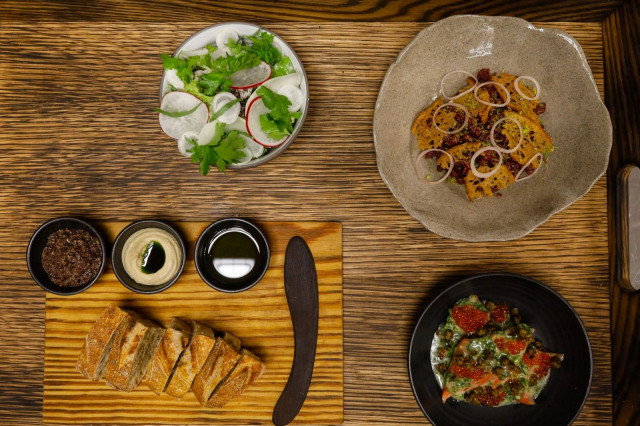 Kakolanruusu sijaitsee vanhassa Kakolan vankilan yösellissä.