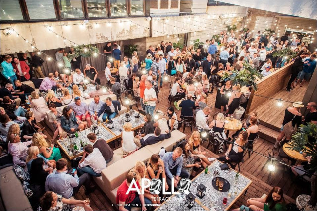 Apollon sisäpihan terassilla kesäkausi jatkuu aina keväästä pitkälle syksyyn