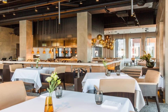 180° by Matthias Diether sijaitsee satama-alueella muutaman kilometrin päässä Tallinnan keskustasta.