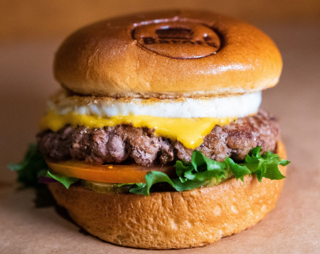 Barot'sissa asiakas valitsee kastikkeen hampurilaiseen aina itse.