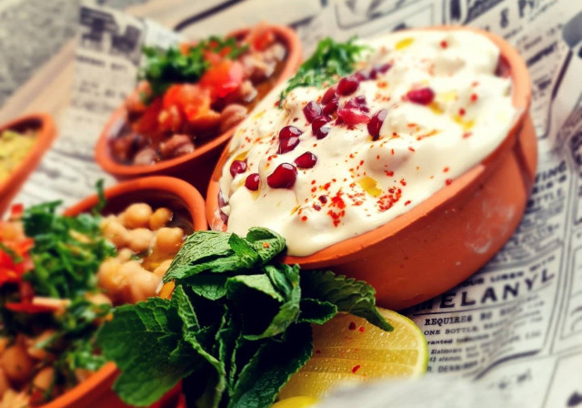 Nyt pääset maistamaan herkullista Trio Fatteh -annosta kympillä.