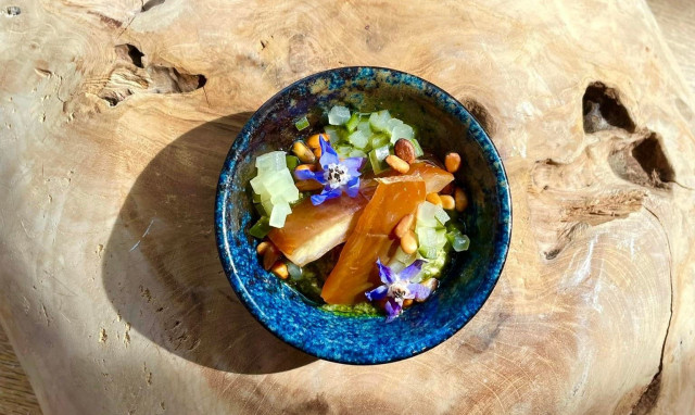 Kuusi Palaa -ravintolan uudesta menusta voi löytää muun muassa kylmäsavuhaukea.